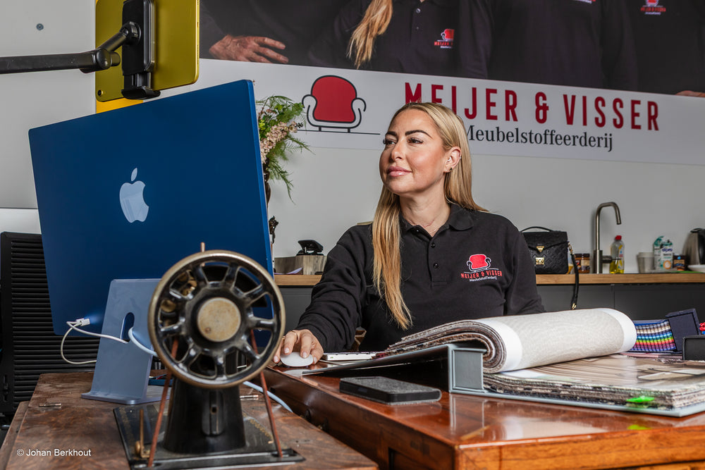 Herstoffeerde designstoel door Meijer Visser meubelstoffeerderij