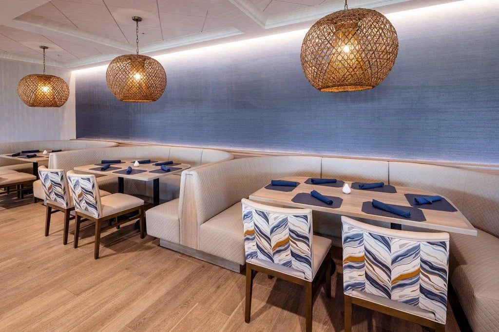 Stijlvol restaurantinterieur met gestoffeerde banken en stoelen, meubelstoffeerderij Amsterdam