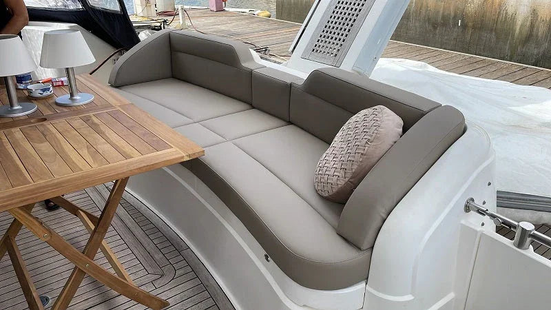 Nieuwe bootbank met beige kussens en sierkussen, meubelstoffeerderij Amsterdam